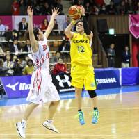 Champion standard: JX-Eneos guard Asami Yoshida takes a jumper against the Fujitsu Red Wave during Game 3 of the WJBL Finals at Yoyogi National Gymnasium Annex on Sunday | KAZ NAGATSUKA