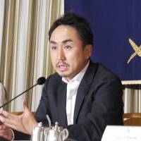 Line Corp. CEO Takeshi Idezawa fields questions at the Foreign Correspondents\' Club of Japan on Wednesday in Tokyo. | YUZUHA OKA