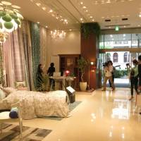 Otsuka Kagu Ltd. reopened its redesigned Ginza store on Friday. The large desk that used to occupy the reception area has been replaced with a smaller one (left) to create a more inviting atmosphere. | KAZUAKI NAGATA