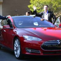 Tesla Motors Inc. CEO Elon Musk and Prime Minister Shinzo Abe prepare to take a ride in the carmaker\'s electric vehicle at the company\'s headquarters in California during Abe\'s recent tour of the United States. | POOL / KYODO
