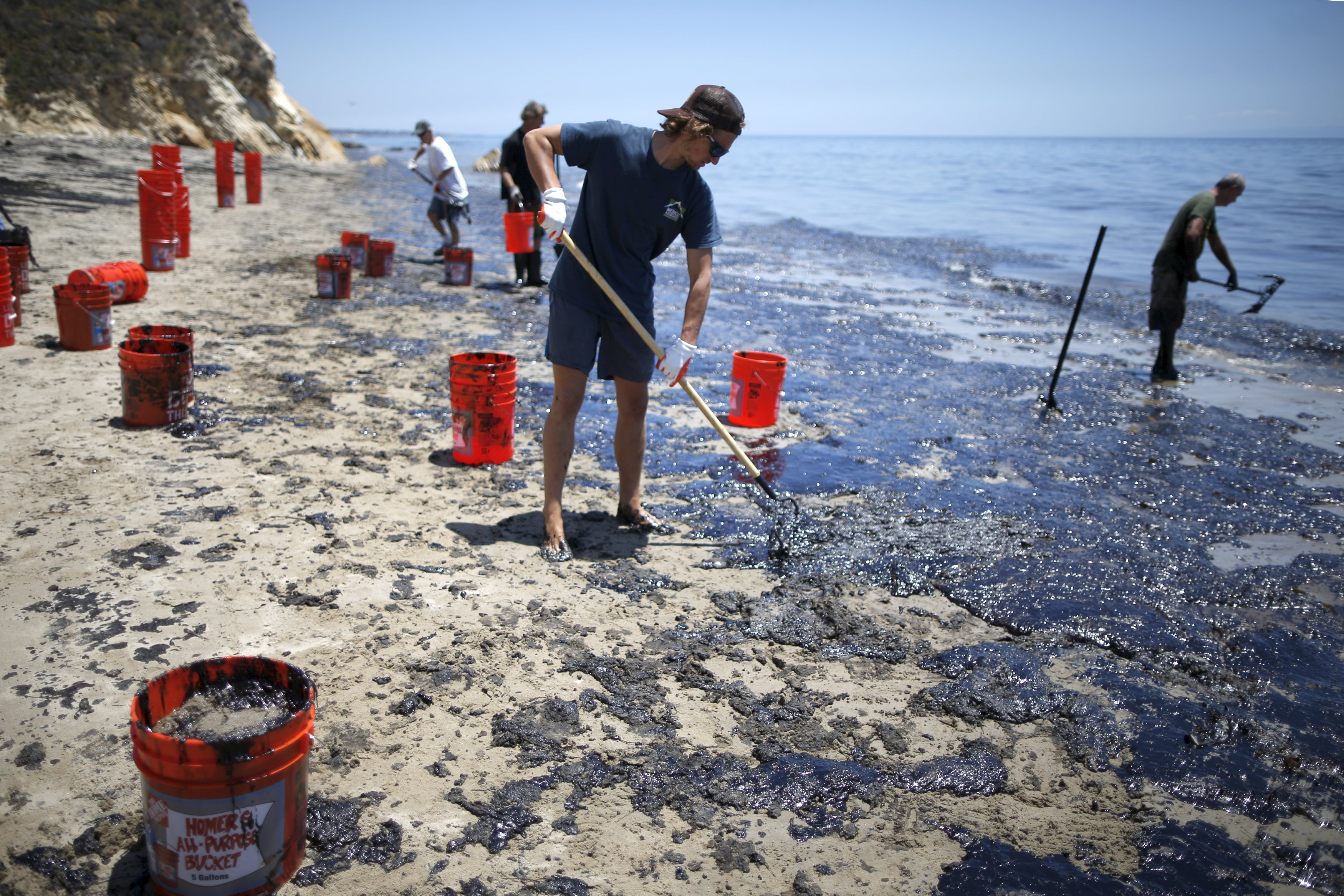 Человек очищающий воду. Очистка моря. Сбор нефти в океане. Очищение океана.