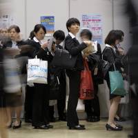University students attend a job fair hosted by Mynavi Corp. in Tokyo on Dec. 8, 2012. A bill to lower the minimum voting age to 18 from 20 is widely expected to clear the Diet. | BLOOMBERG