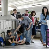 Bullet-train passengers jam JR Shin-Osaka Station on Wednesday as the Golden Week holidays wound up. | KYODO