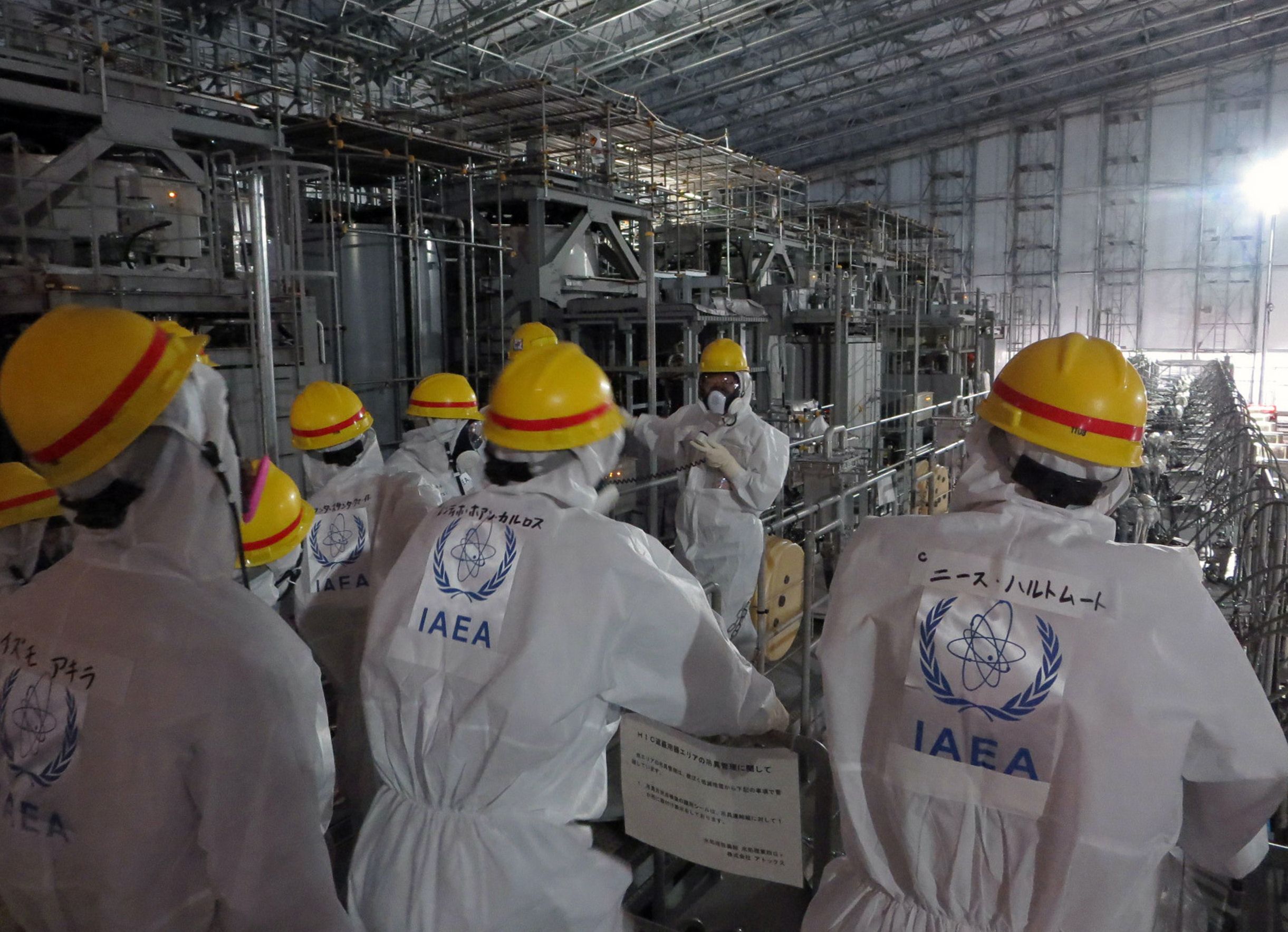 A mission from the International Atomic Energy Agency inspects one of the spent fuel pools at the crippled Fukushima No. 1 nuclear power plant in Okuma, Fukushima Prefecture, in November 2013. | AFP