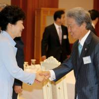 South Korean President Park Geun-hye (left) shakes hands with Keidanren chief Sadayuki Sakakibara at the Blue House in Seoul on Wednesday. | KYODO