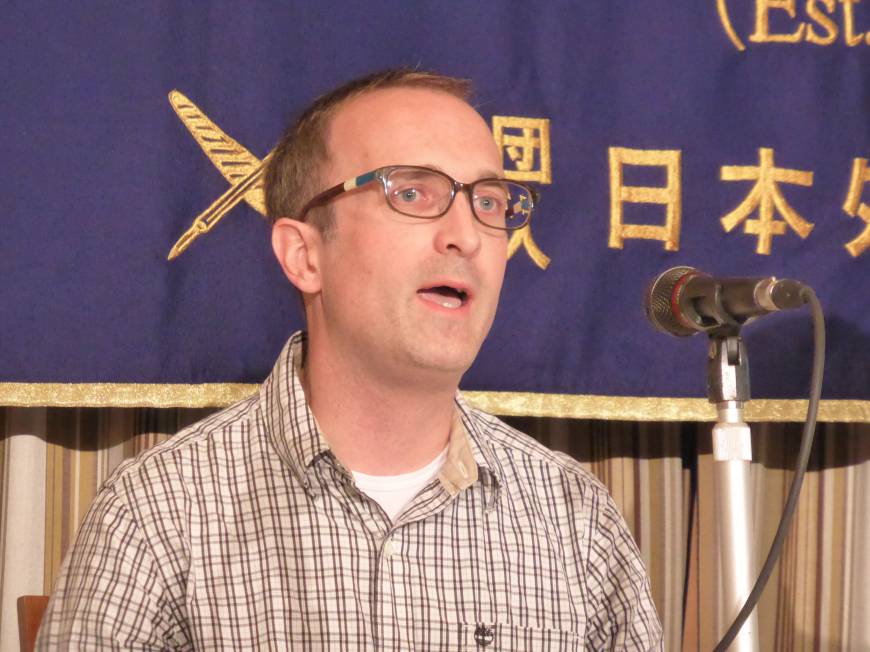 Jon Mitchell speaks about his research on military defoliants in Okinawa at a press conference at the Foreign Correspondents' Club of Japan in October 2014. | SHUSUKE MURAI