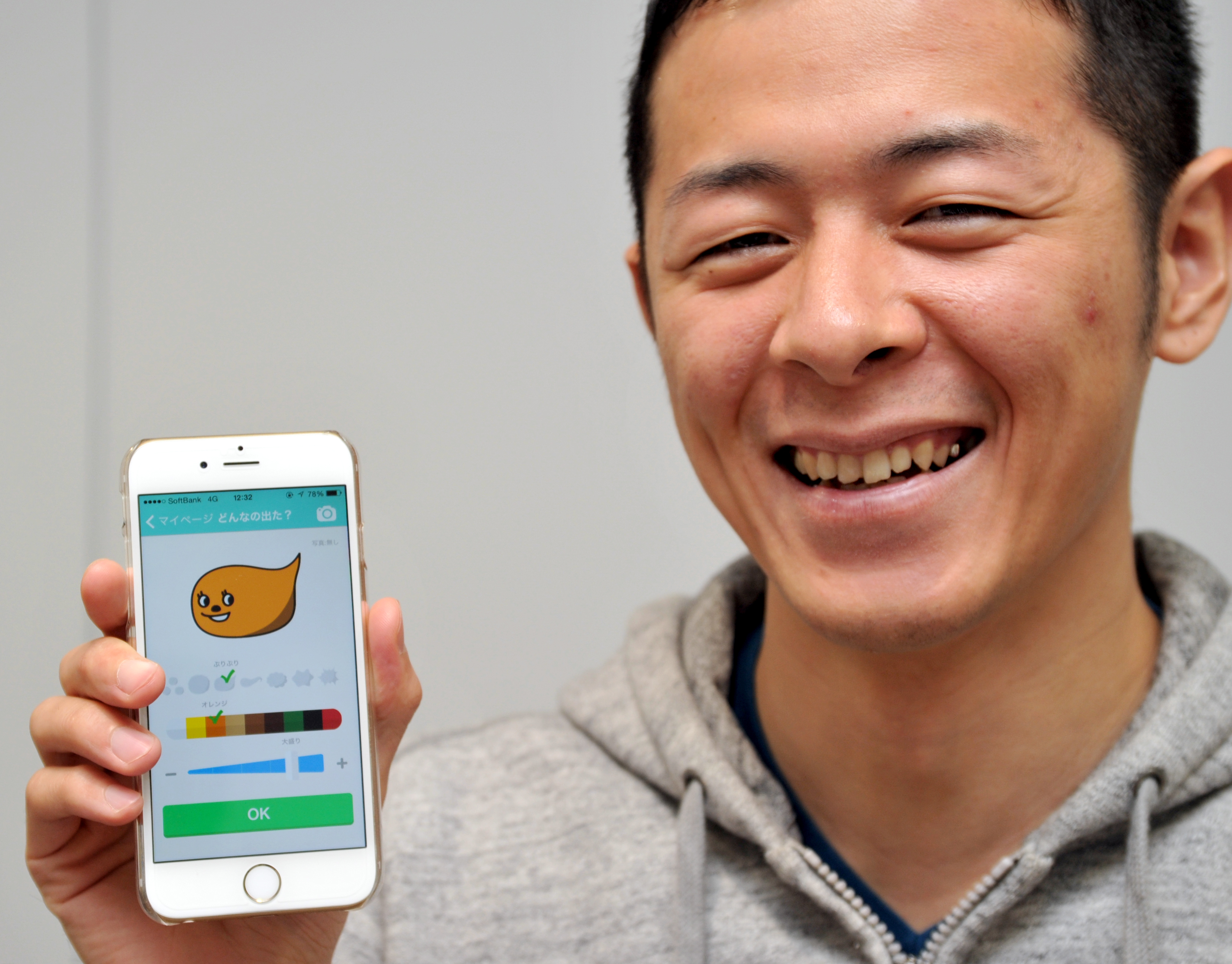 Takashi Taguchi, CEO of Tokyo-based venture Unlog, shows off a poop-logging app he developed. | YOSHIAKI MIURA
