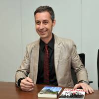 Chris Glenn speaks about his latest book, \"The Battle of Sekigahara: The Greatest Samurai Battle in History,\" during an interview April 8 with The Japan Times in Tokyo. | YOSHIAKI MIURA