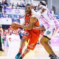 Bull charge: Iwate\'s Scootie Randall (left) drives to the basket during the Big Bulls\' 82-59 win over the Firebonds in Game 1 of their bj-league Eastern Conference playoff series on Saturday. | IWATE BIG BULLS/BJ-LEAGUE
