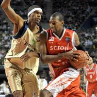 Stellar defender: Jeff Newton (left) made his mark slowing down opponents in his nine seasons in Japan. | YOSHIAKI MIURA