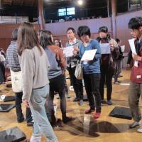 Talking points: Shizuoka Performing Arts Center workshop participants discuss topics related to theater during the weekend-long retreat in January. | NOBUKO TANAKA