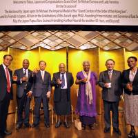 From left: Japanese Ambassador to Papua New Guinea Morio Matsumoto; Papua New Guinea Ambassador Gabriel J.K. Dusava; Chairman of the General Council of the Liberal Democratic Party Toshihiro Nikai, the Rt. Hon. Grand Chief Sir Michael Somare; Somare\'s wife Lady Veronica; Kazunori Tanaka, chairman of the Japan-Papua New Guinea Parliamentarian\'s Friendship League; and Anna Dusava, wife of the Papua New Guinea ambassador | YOSHIAKI MIURA