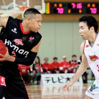 Playoff experience: Hamamatsu guard Masahiro Oguchi (right), seen in a file photo from February 2013, and the Phoenix are aiming to win their third bj-league title later this month. Hamamatsu captured consecutive titles in 2010 and 2011. | HIROAKI HAYASHI