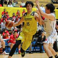 Postseason action: Hitachi Sunrockers forward Joji Takeuchi attacks the basket against the Chiba Jets in Game 1 of their NBL first-round playoff series on Friday night at Ota City General Gymnasium. Hitachi defeated Chiba 73-69. | KAZ NAGATSUKA