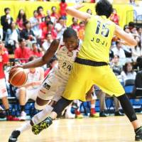 Making his move: Chiba\'s Justin Burrell drives against Hitachi\'s Joji Takeuchi during Friday\'s NBL first-round playoff game at Ota City General Gymnasium. | KAZ NAGATSUKA