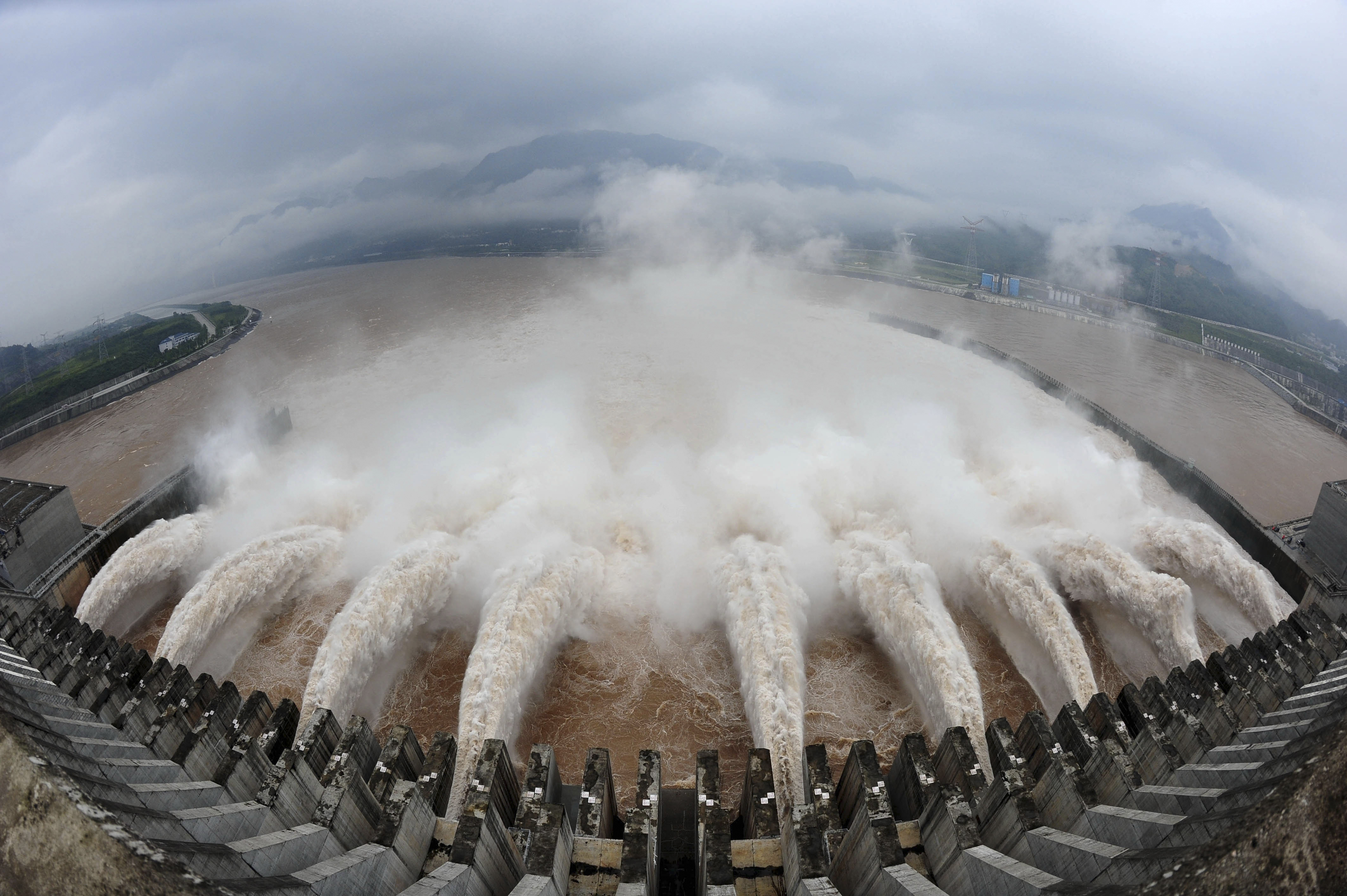 В какой стране крупнейшая гэс. Три ущелья ГЭС. ГЭС три ущелья Китай. Самая большая ГЭС В мире три ущелья. ГЭС Цзиньпин-1.