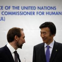 United Nations High Commissioner for Human Rights Zeid Ra\'ad Al Hussein talks with South Korean Foreign Minister Yun Byung-se (right) during an opening ceremony of the office of the United Nations High Commissioner for Human Rights in Seoul on Tuesday. North Korea has announced it will boycott next month\'s World University Games in South Korea in protest at the opening in Seoul of a U.N. office to monitor Pyongyang\'s human rights record. | AFP-JIJI