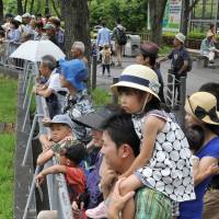 Visitors to Higashiyama Zoo and Botanical Gardens in Nagoya line up to see Shabani, a popular western lowland gorilla. | CHUNICHI SHIMBUN