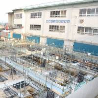 A new building is under construction at Shinryo Junior High School in the city of Fukushima to replace old structures that do not meet quake-resistance criteria. Fukushima is lagging other prefectures in reinforcing school buildings. | FUKUSHIMA MINPO