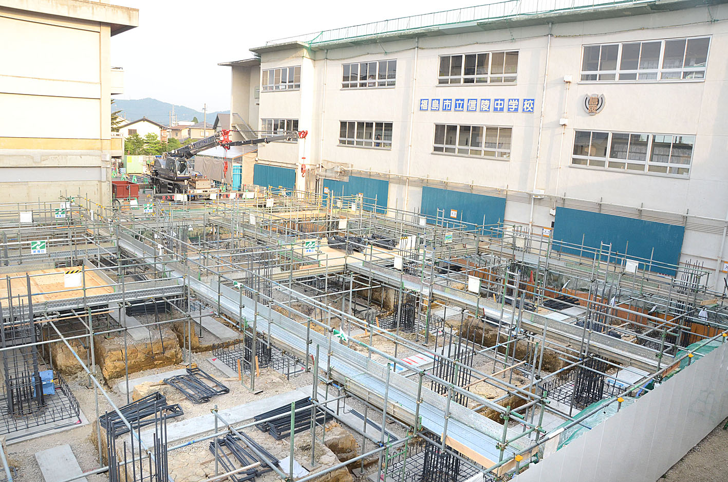 A new building is under construction at Shinryo Junior High School in the city of Fukushima to replace old structures that do not meet quake-resistance criteria. Fukushima is lagging other prefectures in reinforcing school buildings. | FUKUSHIMA MINPO
