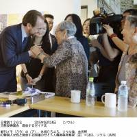 U.N. High Commissioner for Human Rights Zeid Ra\'ad Al Hussein (left) meets a South Korean former comfort woman Wednesday on a visit to Seoul. | KYODO