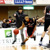 Former Oita HeatDevils coach Yukinori Suzuki, seen in a file photo from a February 2013 game against the Osaka Evessa, was hired as the Kanazawa Samuraiz\'s first sideline supervisor. | HIROAKI HAYASHI