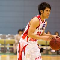 Veteran point guard Tsubasa Yonamine, seen playing for Iwate in a file photo, is Kanawa\'s first veteran pickup for its inaugural season. | THE JAPAN TIMES