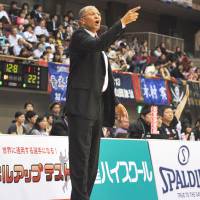 Toyama coach Bob Nash, a former NBA player, is now the longest-tenured bench boss in the bj-league\'s Eastern Conference. | YOSHIAKI MIURA
