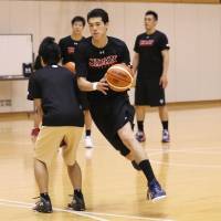 Yuta Watanabe dribbles during Monday\'s training camp. | KAZ NAGATSUKA