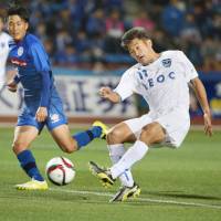 Kazuyoshi Miura scores the winner for Yokohama FC in Sunday\'s 1-0 victory over Mito HollyHock. | KYODO