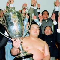 Takanonami, seen after winning the New Year Grand Sumo Tournament in January 1996, died on Saturday. He was 43. | KYODO