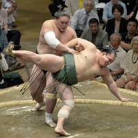 Terunofuji (top) won the Summer Grand Sumo Tournament at Ryogoku Kokugikan in May. | KYODO