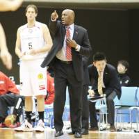 Reggie Geary, seen in a file photo taken during a game against the Toshiba Brave Thunders in Kawasaki during the 2014-15 season, has been named the new head coach of the Mitsubishi Diamond Dolphins. | KAZ NAGATSUKA