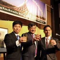 Bangladesh Ambassador Masud Bin Momen (center) shares a toast with Kazuyuki Nakane, parliamentary vice-minister for foreign affairs (left), and Kiyohiko Toyama, vice president of the Japan-Bangladesh Parliamentarians’ League at a reception to celebrate the country’s 44th Anniversary of Independence and National Day at the Hotel Okura in Tokyo on March 26. | YOSHIAKI MIURA