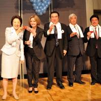 Israel Ambassador Ruth Kahanoff (second from left) shares a toast with (from left) Eriko Yamatani, chairperson of National Public Safety Commission; Atsuhide Kato, head of Katoukichibee Shouten Co.; Defense Minister and Chairman of the Japan-Israel Parliamentary Friendship League Gen Nakatani; and Yasuhide Nakayama, state minister for foreign affairs, at a reception for Israel’s 67th Independence Day at the Capitol Hotel Tokyu on April 23. | YOSHIAKI MIURA