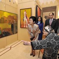 Artist Kazuko Irie (foreground) explains her painting to Princess Takamado (left) while (from left) Maali Siam, wife of the representative of the Permanent General Mission of Palestine, Oman Ambassador Khalid al-Muslahi and his wife, Abeer Aisha, look on at the opening of “Friendship through Art: Impressions & Expressions of Japanese Artists on the Arab World” at Oman’s embassy in Tokyo on April 7. | YOSHIAKI MIURA