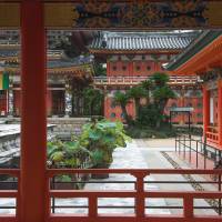Red is the dominant color at Kosanji Temple, but the entire primary palette has been applied to its many surfaces. | STEPHEN MANSFIELD