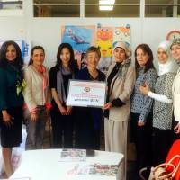Jamila Al-Suwaidi (fourth from right), wife of the Ambassador of Qatar and President of the Society of Arab Ambassadors and Heads of Missions in Japan (SWAAJ), and other SWAAJ members present Make a Wish General Manager Hisako Ohno (center) and Make a Wish staff member Tomoko Suzuki (fourth from left), a donation for ¥400,000 from the proceeds of the 2015 Arab Charity Bazaar at a ceremony at the Make a Wish Japan office in Tokyo on May 12, to support children with life-threatening medical conditions. | SWAAJ