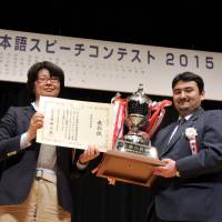 Contestants from 12 embassies took part in the 18th annual Japanese Speech Contest for Foreign Embassy Officials in Tokyo on April 25. Essam Bukhary (Saudi Arabia) receives the Foreign Minister’s Award from Mari Takada, director of cultural affairs and overseas public relations at the Foreign Ministry. | YOSHIAKI MIURA