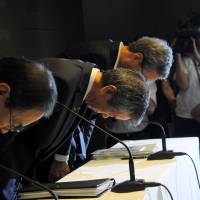 Toshiba Corp. President Hisao Tanaka (center) and other executives bow in apology at a news conference in Tokyo on Tuesday. | SATOKO KAWASAKI