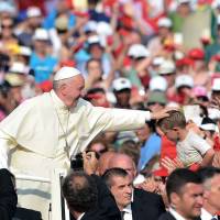 Pope Francis waves to the crowd upon his arrival for a meeting with the Renewal in the Holy Spirit movement in St. Peter\'s Square at the Vatican on Friday. | AFP-JIJI