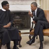 U.S. President Barack Obama speaks with Nigerian President Muhammadu Buhari during a meeting in the Oval Office of the White House on Monday. Obama welcomes Nigeria\'s freshly elected president after the country\'s first-ever democratic transition. The meeting comes as suspected Boko Haram terrorists carried out a car bombing in Nigeria\'s restive Damaturu area. | AFP-JIJI