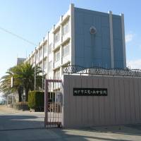The front gate of Tomogaoka Junior High School, where “Boy A,” the perpetrator of the Seito Sakakibara crimes, placed the head of victim Jun Hase, is seen in 2009. | BOOKS YAMAI / CC-BY-SA-3.0-MIGRATED