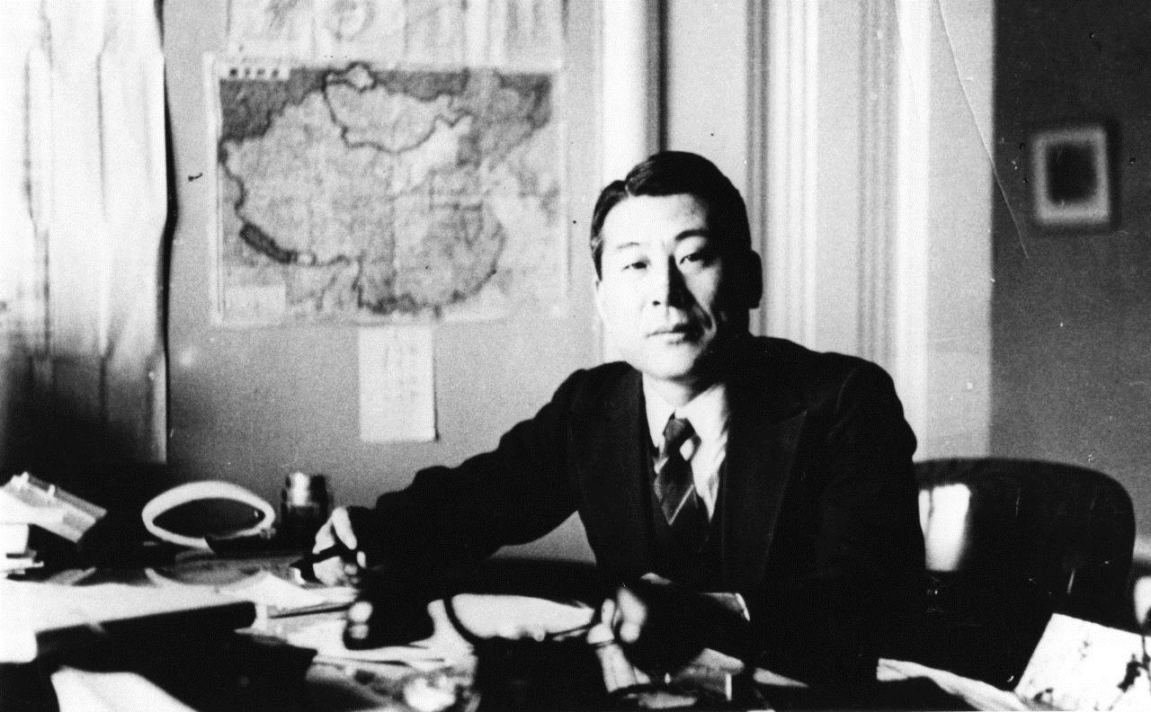 Sugihara poses for a photo at the Japanese Consulate in Kaunas, Lithuania. | WIKICOMMONS