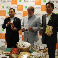 Encouraging sign: C.W. Nicol attends a May 26 news conference in Nagano City with Nagano Gov. Shuichi Abe (right) and Aeon Co. General Manager Haruyoshi Tsuji to launch the sale of venison in the prefecture\'s Aeon supermarkets. | KENTARO FUKUCHI