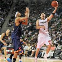 When the Japan Professional Basketball League tips off in the fall of 2016, the sport\'s identity will undergo big changes here as the NBL, NBDL and bj-league join forces as one three-tier entity. For bj-league stars such as Reggie Warren (left) and Masayuki Kabaya, seen competing for the Rizing Fukuoka and Yokohama B-Corsairs, respectively, in the 2012-13 season title game, the job they\'ve done over the past decade helping to grow the game will be swept aside for a new chapter in Japan hoop history. | YOSHIAKI MIURA