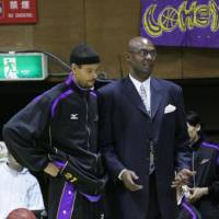 Joe Bryant, seen in a file photo from his days coaching the Tokyo Apache (2005-09), is not returning to guide the Rizing Fukuoka for the upcoming campaign. | TOKYO APACHE / BJ-LEAGUE