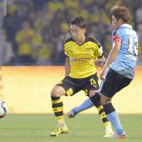 Shinji Kagawa (left) scores two goals in Borussia Dortmund\'s 6-0 victory over Kawasaki Frontale in a friendly on Tuesday at Todoroki Stadium. | KYODO