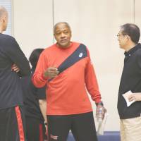 Jerry Dunn (center) chats with Japan women\'s national team head coach Tomohide Utsumi (right) and assistant coach Tom Hovasse after practice earlier this week. | KAZ NAGATSUKA