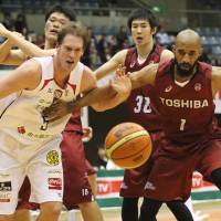 The Chiba Jets (in white) and Toshiba Brave Thunders (in red) will play in the first division of the new JPBL when it tips off next year. | KAZ NAGATSUKA